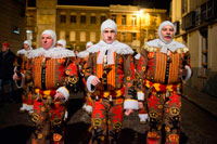 Binche festa de carnaval a Bèlgica Brussel·les. Bèlgica, el carnaval de Binche. Desfilada Festival Mundial de la UNESCO Patrimoni. Bèlgica, Valònia Municipi, província d'Hainaut, poble de Binche. El carnaval de Binche és un esdeveniment que té lloc cada any a la ciutat belga de Binche durant el diumenge, dilluns i dimarts previs al Dimecres de Cendra. El carnaval és el més conegut dels diversos que té lloc a Bèlgica, a la vegada i s'ha proclamat, com a Obra Mestra del Patrimoni Oral i Immaterial de la Humanitat declarat per la UNESCO. La seva història es remunta a aproximadament el segle 14.